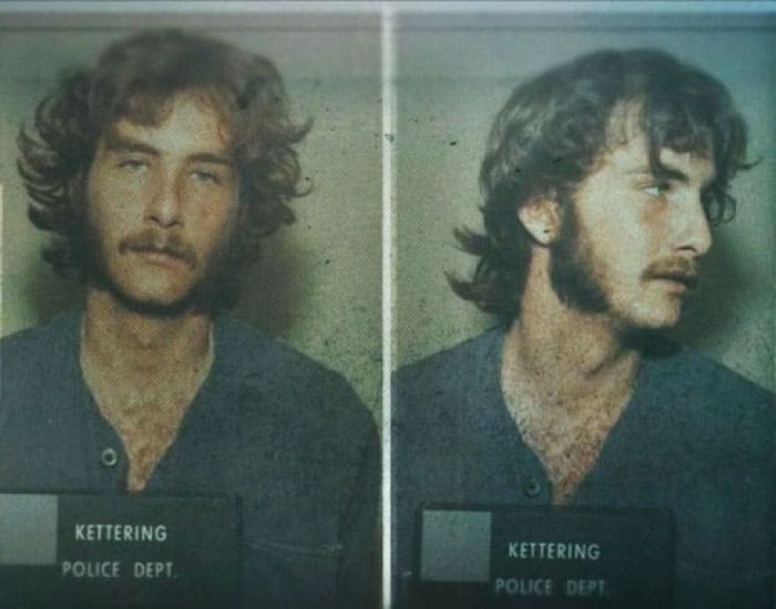 fotos feitas pela polícia ao ficharem Billy Milligan. À esquerda, ele de frente, à direita ele de perfil