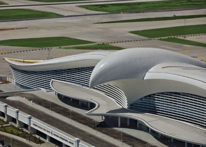 vista aérea do aeroporto de Ashgabat - um edifício com arquitetura que se assemelha a um pássaro