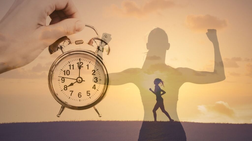 imagem ilustrativa artigo como se manter motivado: mulher correndo, silhueta de força, mão segurando despertador